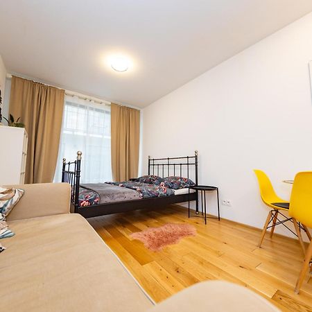 Lovely Studio Apartment, Free Parking 1,55 Hight Praha Bagian luar foto